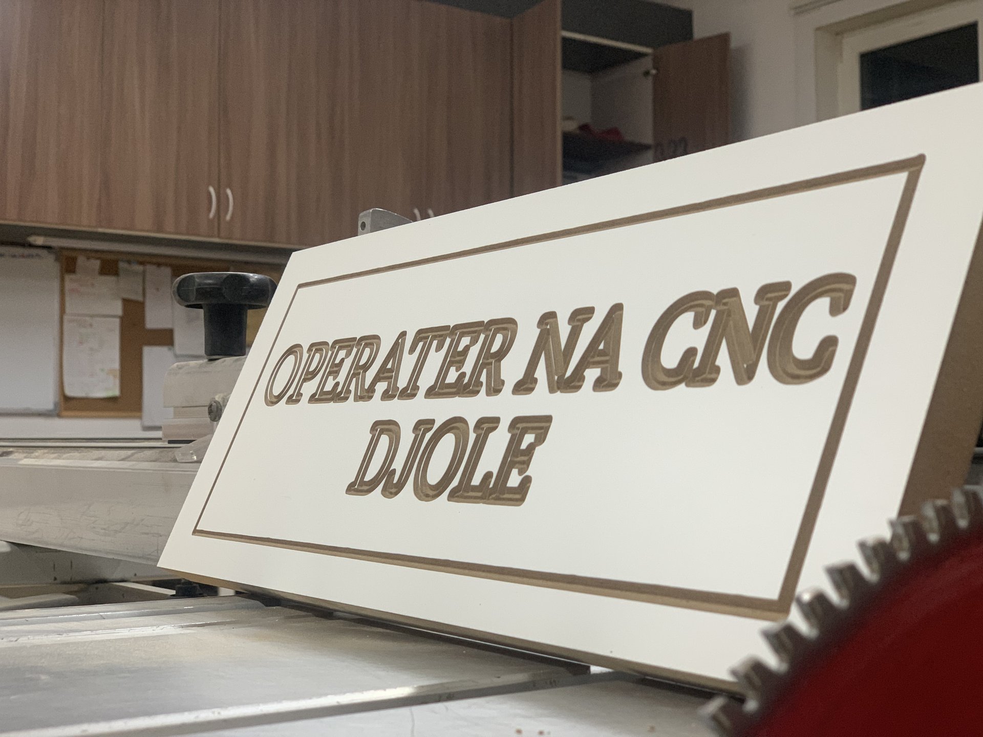 CNC gravirani natpis izbliza